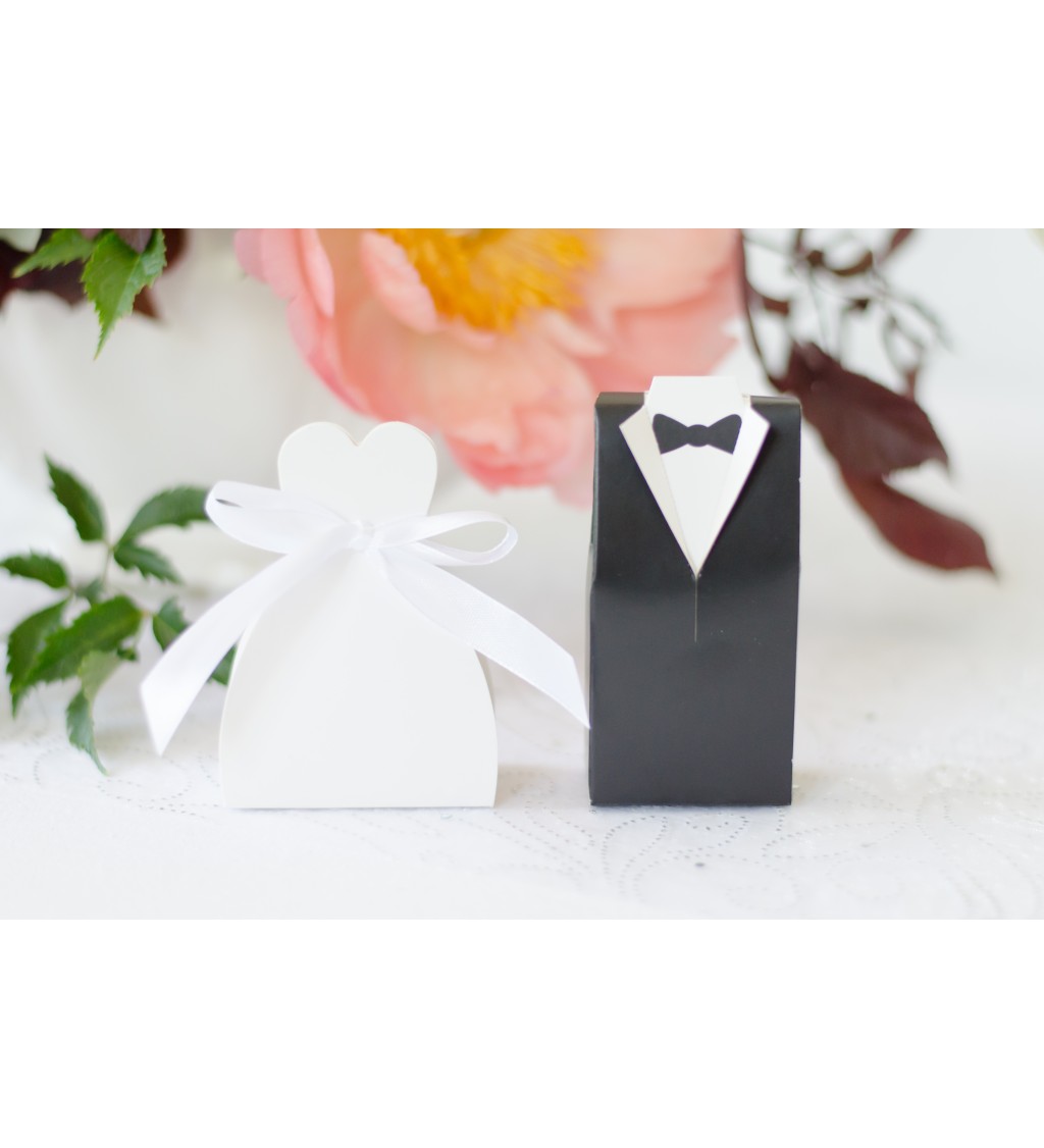 Krabička ve tvaru svatebních šatů