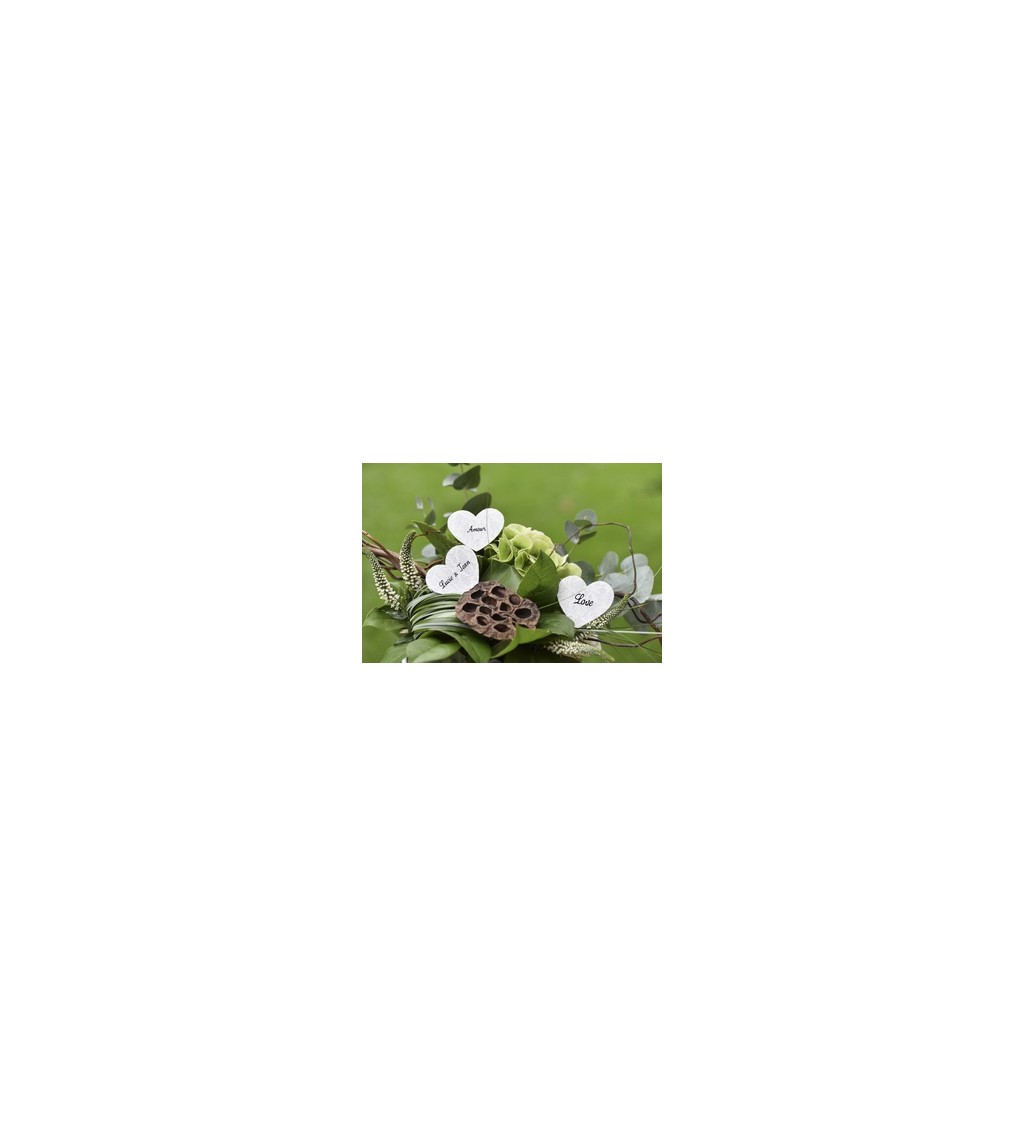 Bílá dekorace - krajková srdíčka