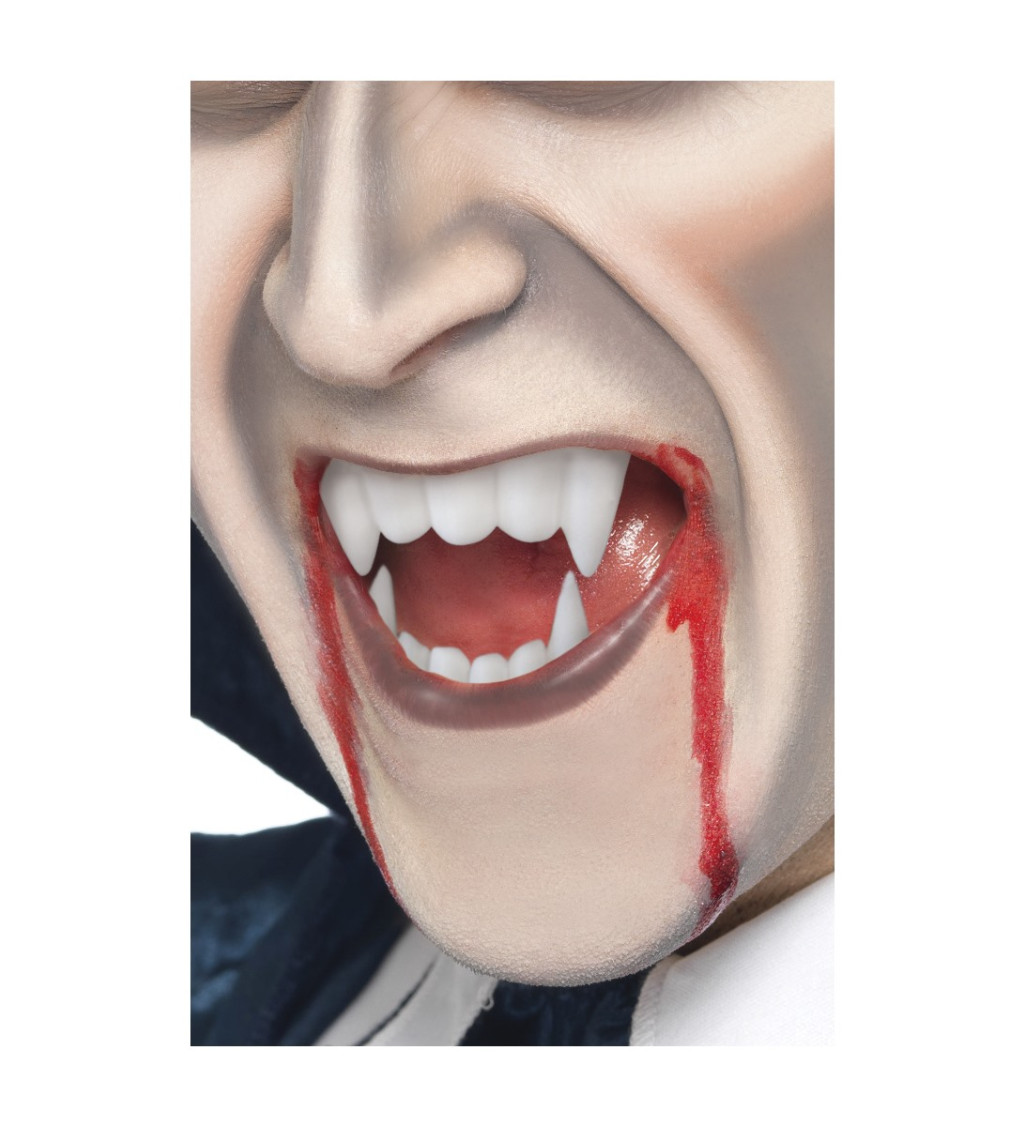 Upíří zuby s krví
